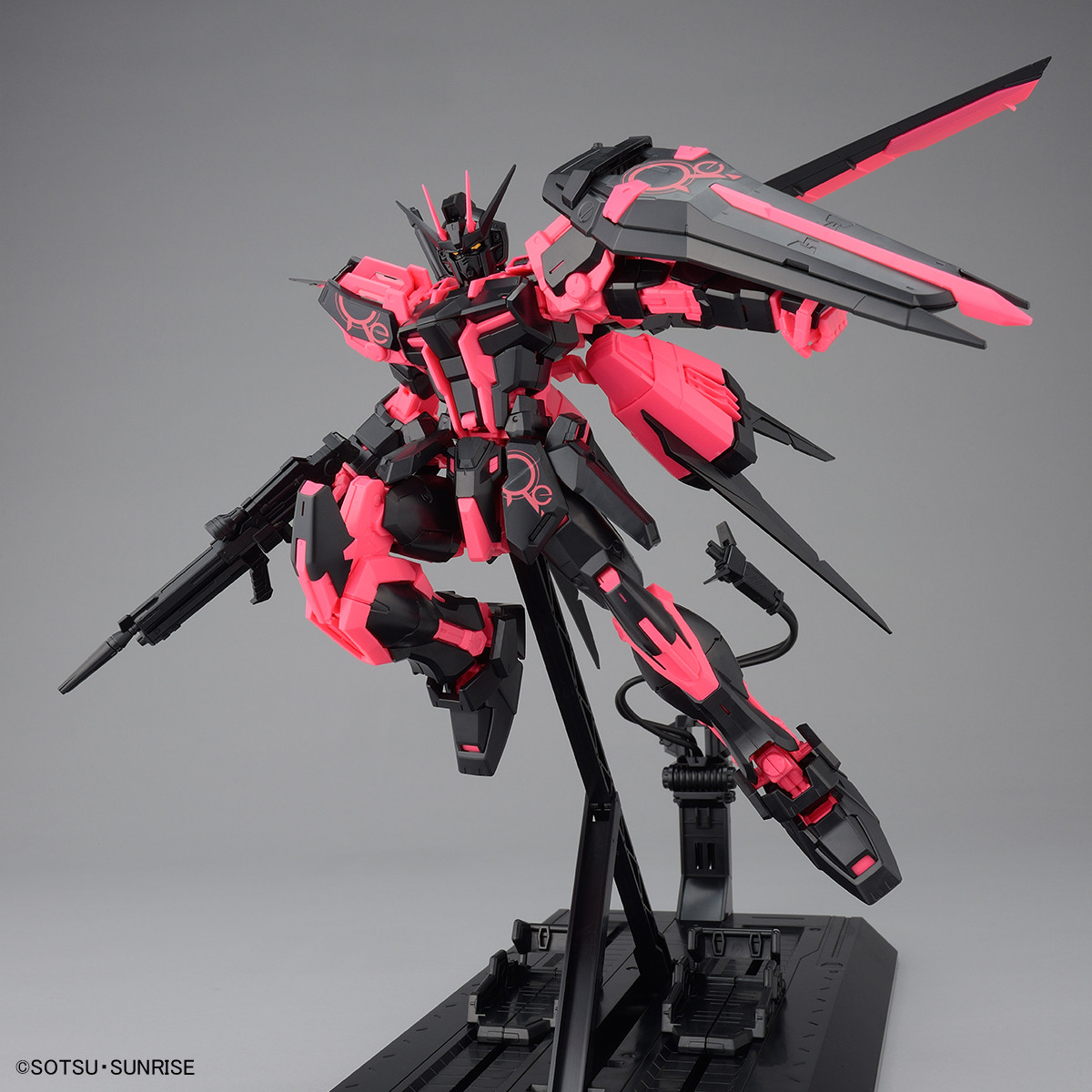AILE STRIKE GUNDAM Ver.RM ネオンピンク MG 1/100 Aile Strike Gundam Ver. RM [Recirculation/Neon Pink
