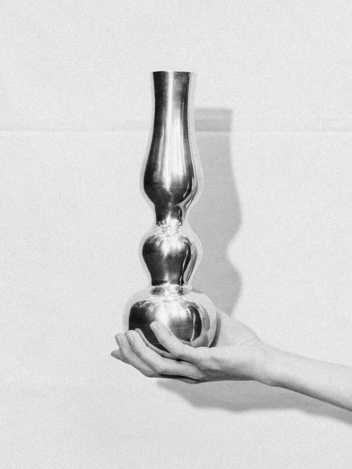 Jarrón alto burbuja escandinava de aluminio pulido Foto 2 de 4
