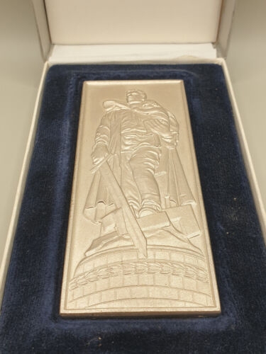 Moneta Plakietka Medal Berlin Rotarmista Iwan Odarczenko Pomnik Radziecki - Zdjęcie 1 z 4