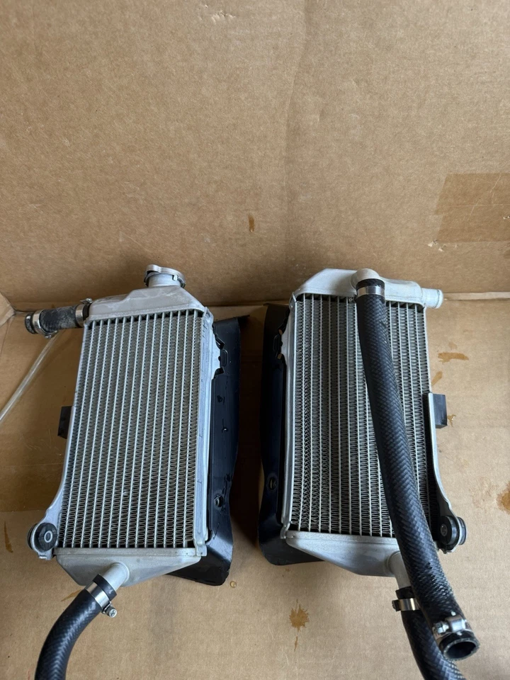 Sistema de refrigeración de radiadores izquierdo y derecho Honda CRF250R 2022 OEM 19150-K95-AA0 Foto 2 de 4