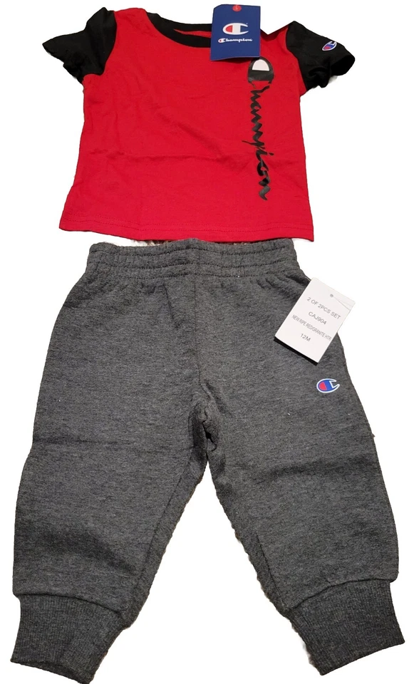 NUEVO CON ETIQUETAS Champion Infantil Niños Gris/Rojo Logo SS Crew Camiseta y Pantalones de Sudadera Conjunto de 2 piezas 12M Foto 2 de 2