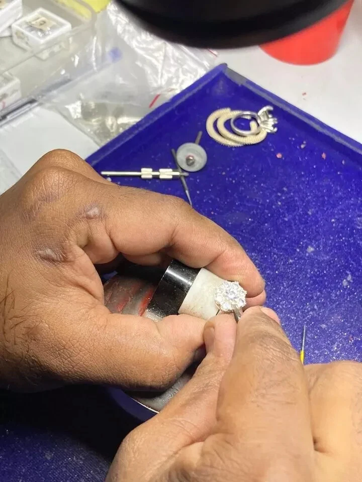 Broche prendedor de seguridad vintage de plata esterlina con diamantes esmeralda creados de 2 quilates para mujer Foto 4 de 4