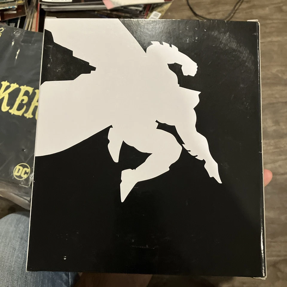 Mezco ONE:12 Feria de Juguetes TDKR B & W CABALLERO OSCURO BATMAN Raro Foto 3 de 3