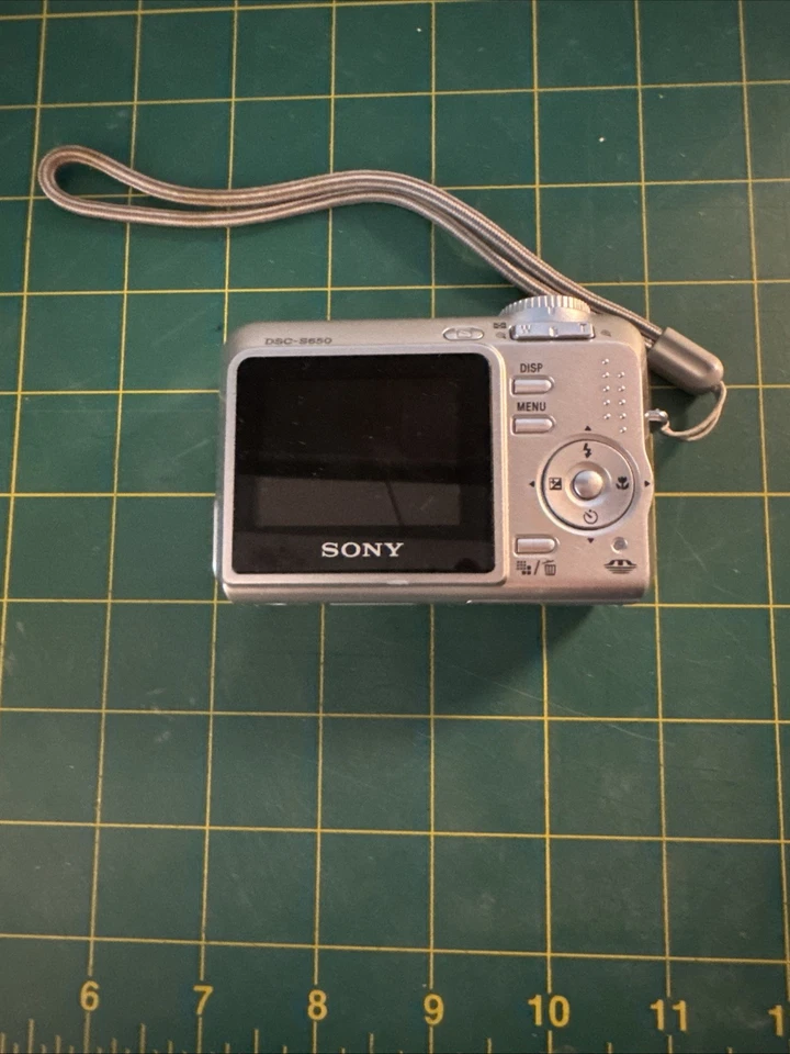 Sony Cyber-shot DSC-S650 Digital Camera 7.2 MP CCD 3x Silver Tested Working  - Image 2 of 4