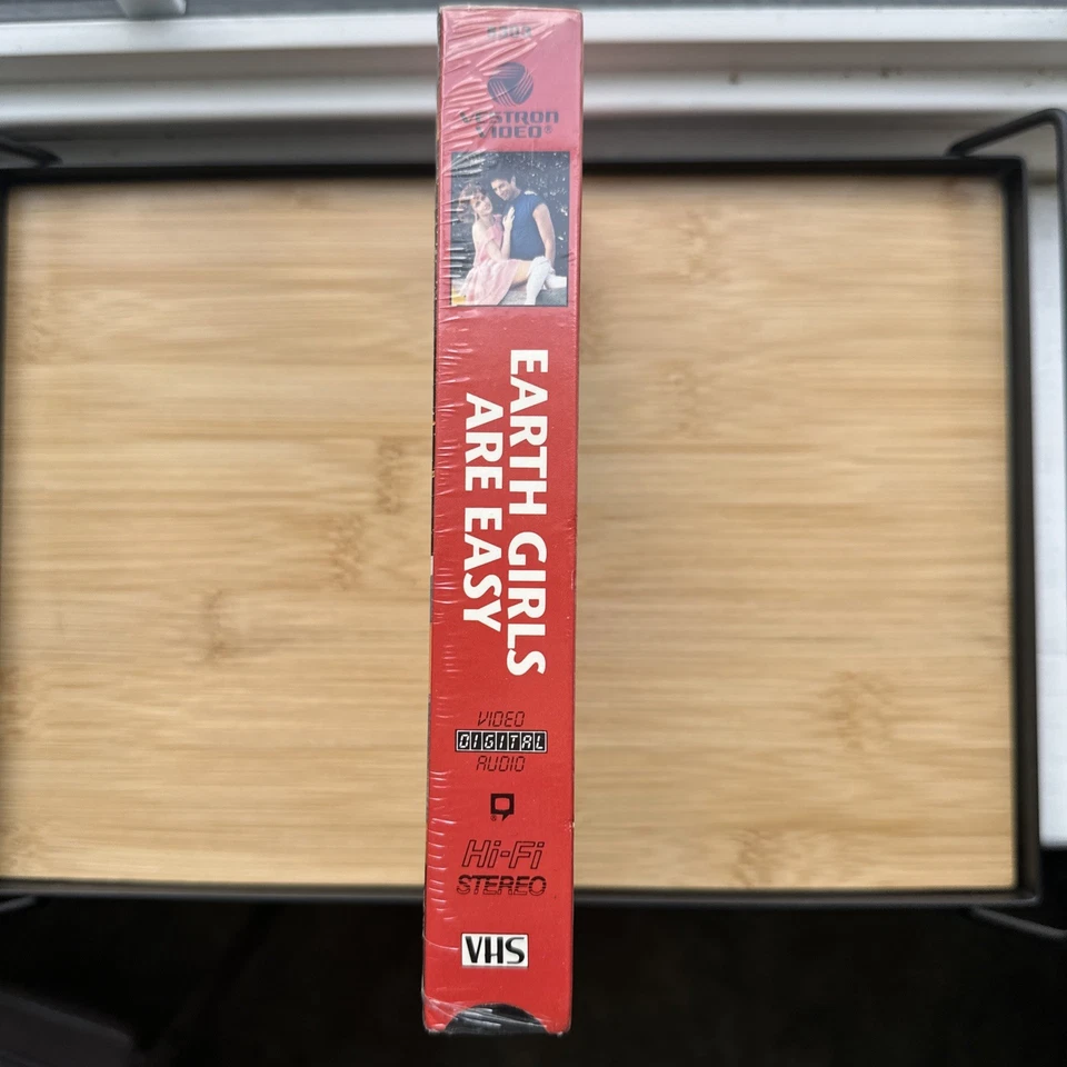 Earth Girls Are Easy VHS 1995  Watermarks Vestron Jeff Goldblum Jim Carey Comedy - Image 2 of 4