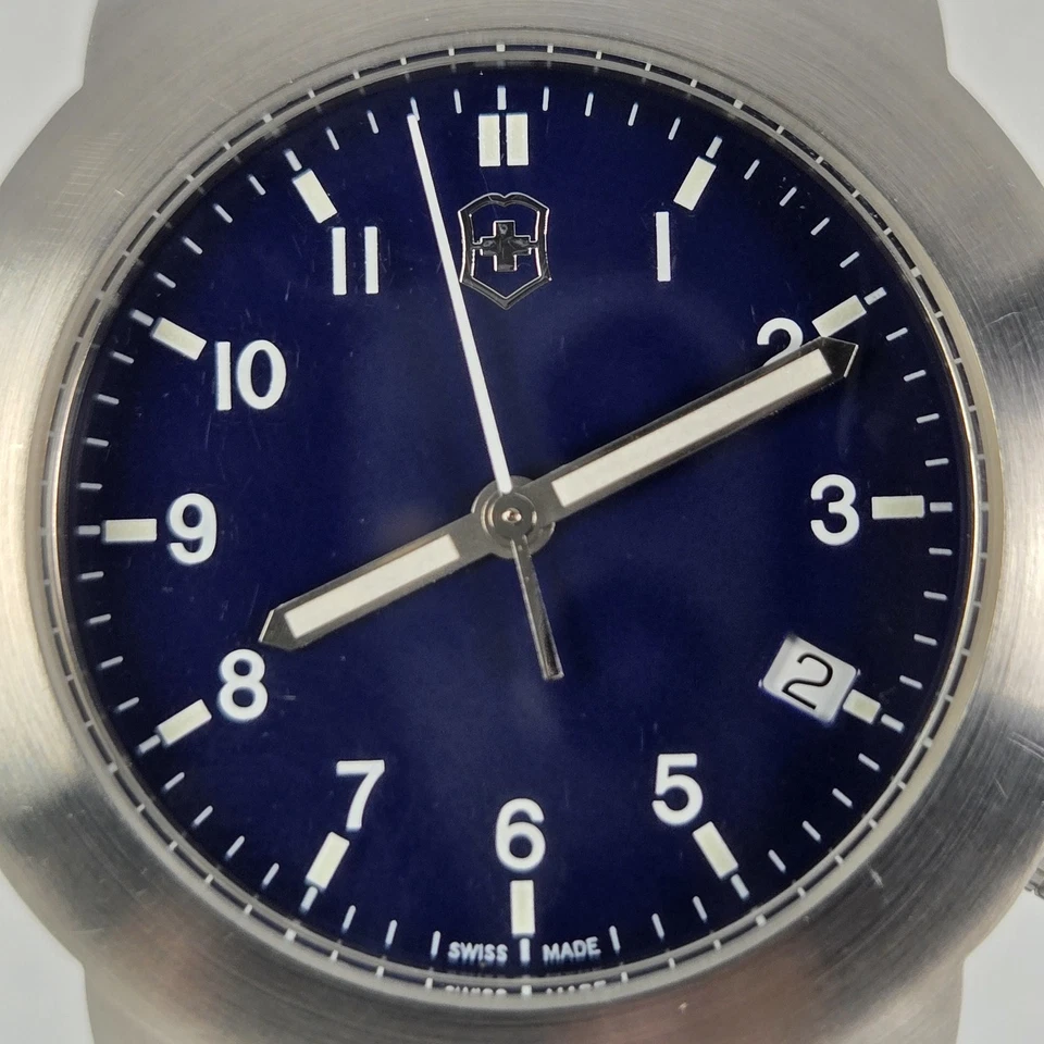 VICTORINOX HECHO EN SUIZA PARA HOMBRE ACERO INOXIDABLE RESISTENTE AL AGUA 100M ESFERA AZUL 37mm Foto 4 de 4