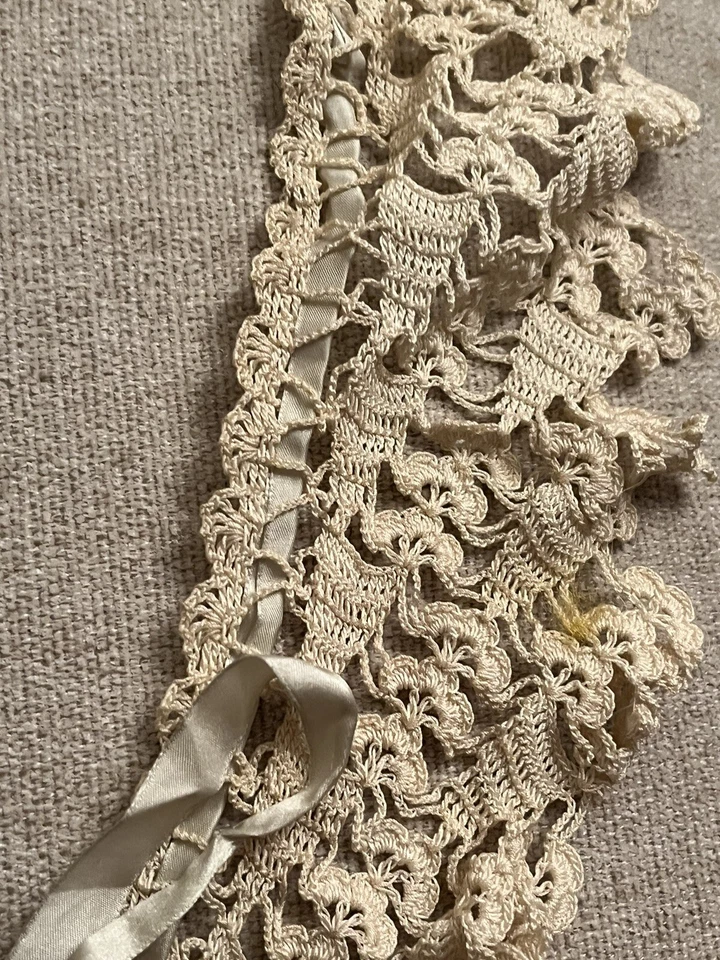 Antiguo cuello de ganchillo de encaje victoriano o eduardiano con cinta azul Foto 3 de 4