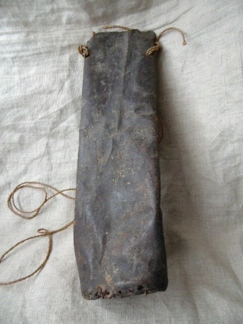 Lot Ancien De 5 Flèches En Bois Avec Pointes Métal Et Carquois Fait Main (années 1950)