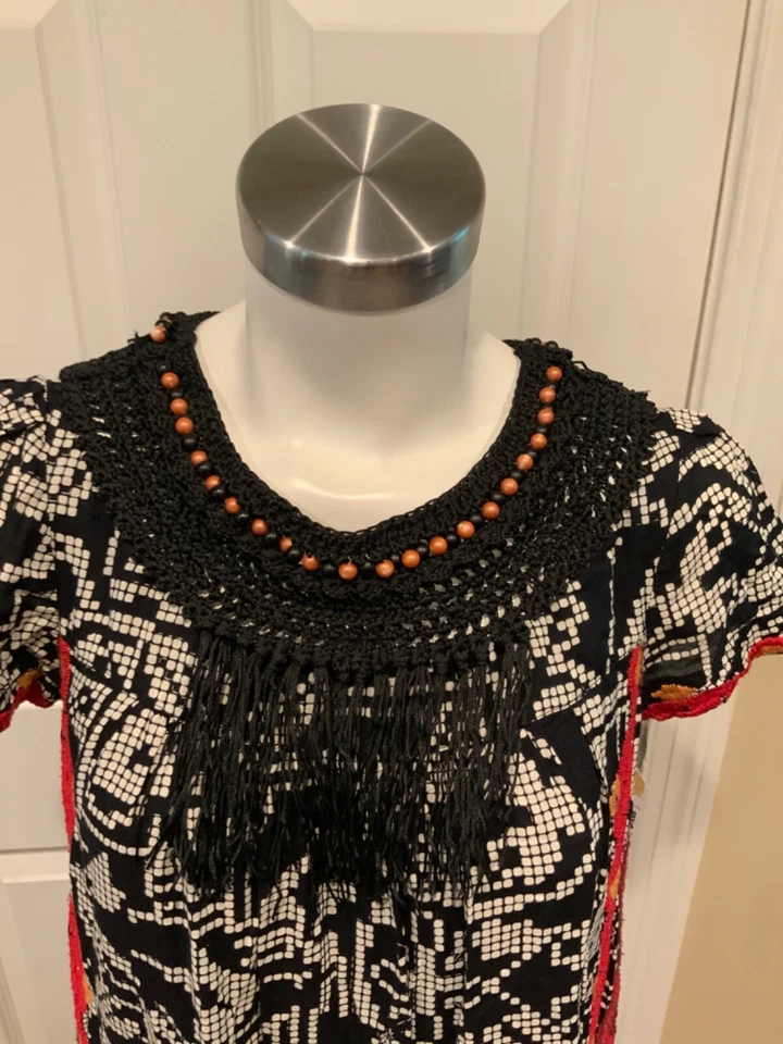 Mini Vestido Floreat Anthropologie Blanco y Negro Bordado Geométrico, Talla XS Foto 2 de 4