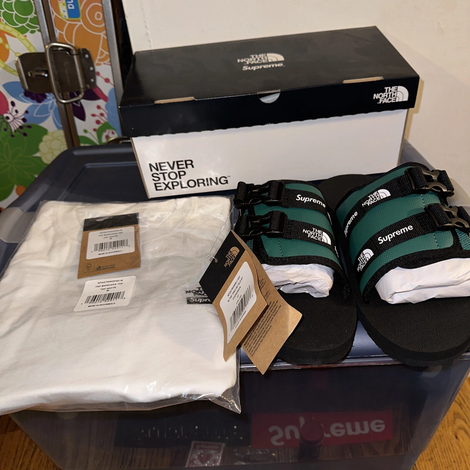 T shirt banada Supreme X The North Face tnf + sandale de trekking taille 10 + cadeau
