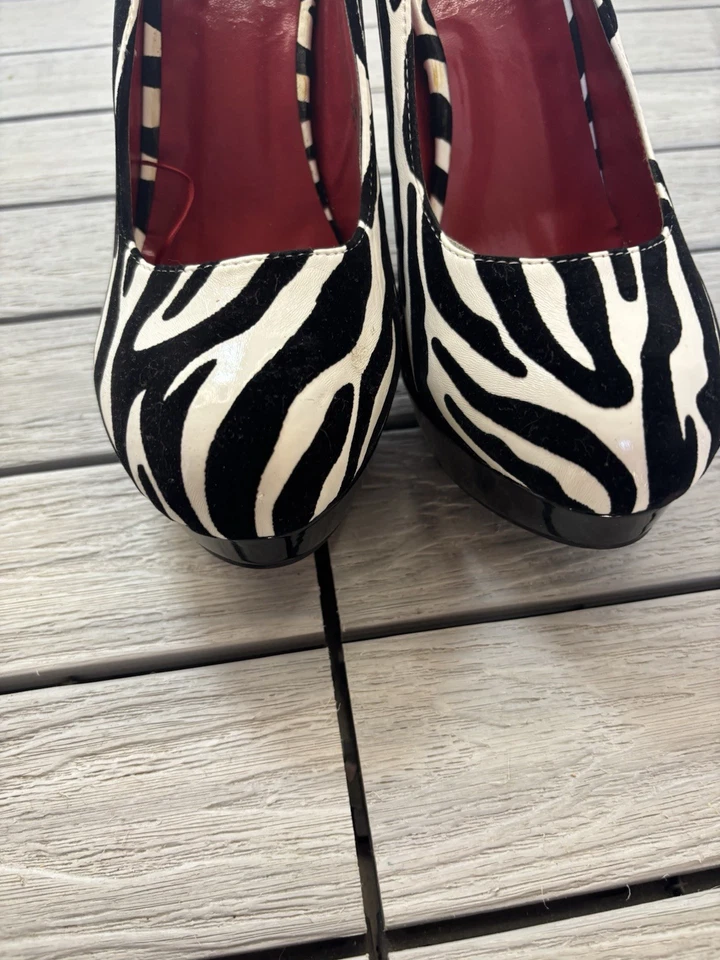 Vintage Charles Albert Zebra Print Black Patent Leather Stiletto Heels Size 9 - Image 2 of 4