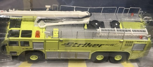 OshKosh Striker 3000 Airport Main Battle 6X6 Fire Truck Green 1:48 DIECAST Truck - Picture 3 of 12