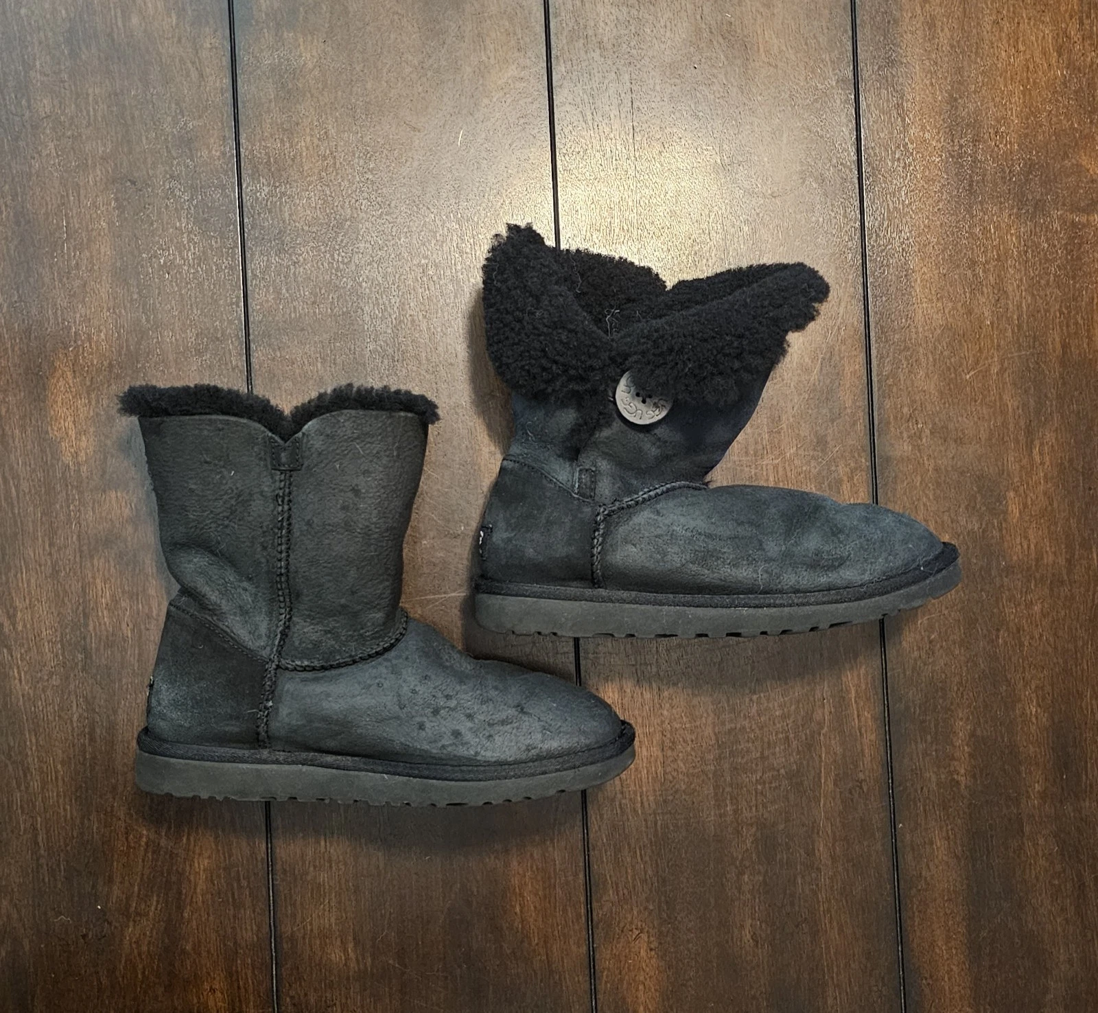 Stivali UGG Bailey con bottoni pelle di pecora shearling nero taglia 6
