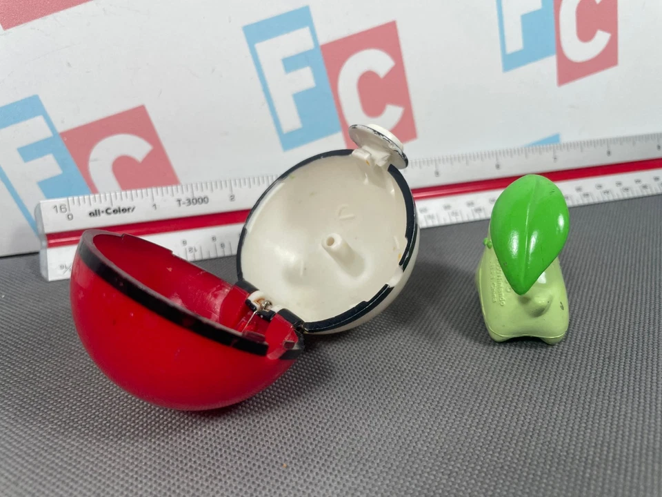 2000 Pokemon Basic Fun Chikorita Figure & Pokeball Retro Vintage RARE - Image 4 of 4