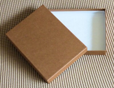 Geeignet für Schokolade oder süße Geschenke - hellbraune Geschenkbox - schlicht - brandneu