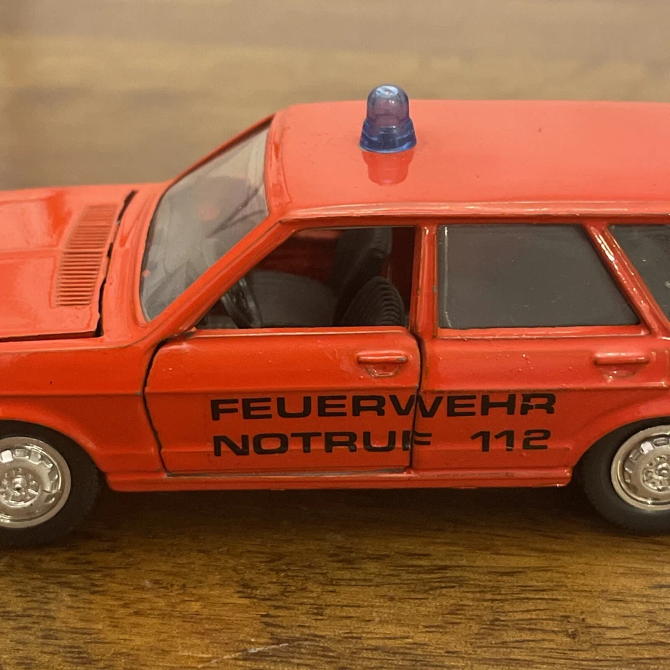 RARO DE COLECCIÓN SCHUCO VW PASSAT VARIANTE CAMIÓN DE BOMBEROS COCHE BOMBEROS - ROJO 1:43 Foto 2 de 4