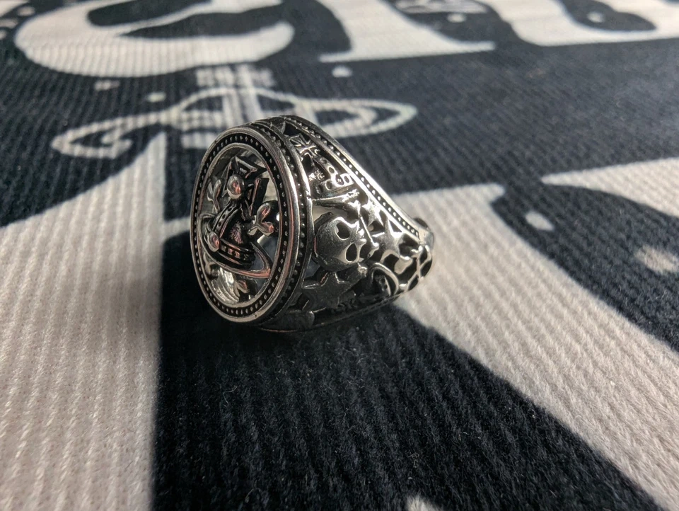 Anillo Vivienne Westwood Plata Respaldo Abierto con Orbe Calavera y Estrellas Reino Unido Talla L Foto 4 de 4