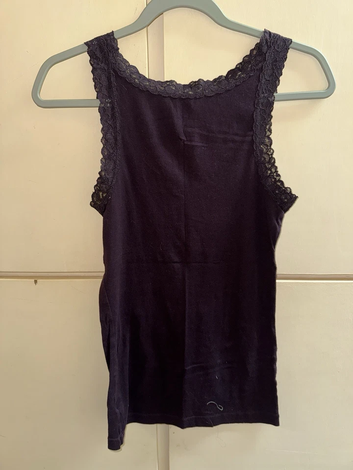 Camiseta sin mangas Gap mediana para mujer púrpura con ribete de encaje estilo Y2K tendencia en capas Foto 2 de 4