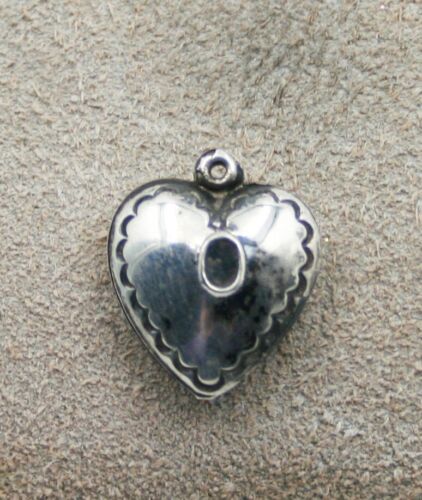 VINTAGE STERLING SILVER PUFFY HEART CHARM - Scalloped Border & Initial "L" - Picture 1 of 2
