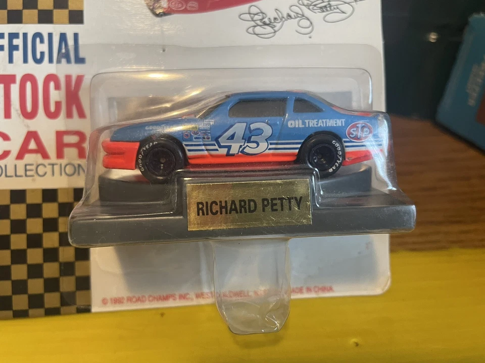 LOTE DE 2 AUTOS DE STOCK RICHARD PETTY 92 ROAD CHAMPS 1/64 NUEVO EN PAQUETE 1 LOTE AUTOGRAFIADO 43 Foto 3 de 4