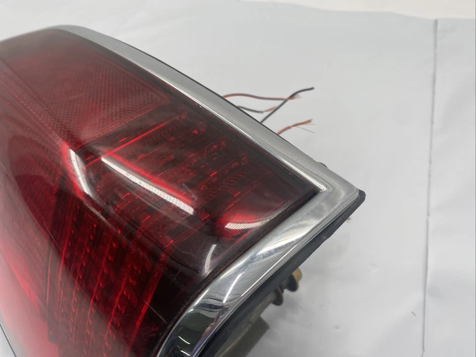 1994 年林肯镇汽车右手乘客侧尾灯原始设备制造商 — 第 4/4 张图片