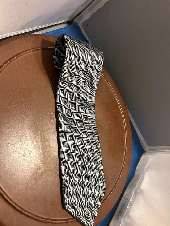 Corbata geométrica Crazy Horse Clairborne Co gris 100 % seda importada USANecktie para hombre Foto 2 de 4