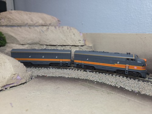 KATO N ESCALA MILWAUKEE ROAD LIGHTNING BOLT #106-0429 F7A/B #88A, 88B | Condition: New