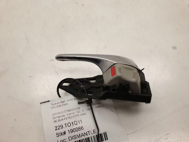 Toyota Sienna SE 2011 montaje de manija de puerta interior delantera lado del conductor  Foto 3 de 4