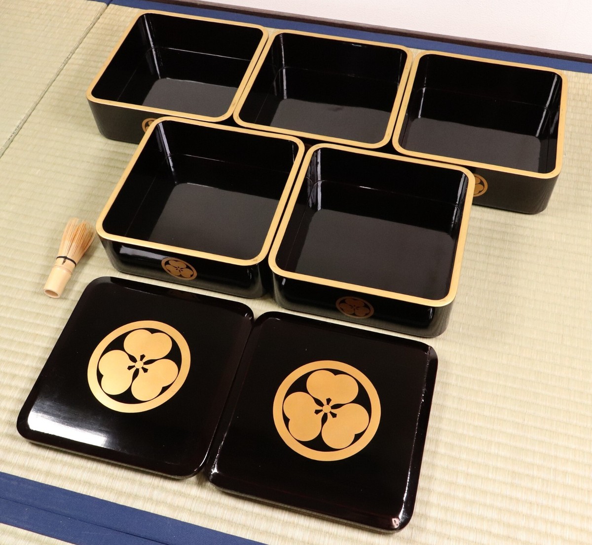 Japanese Lacquer Wooden 5 Tiered Boxes Jubako Golden Samurai Crest