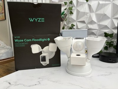 Wyze Floodlight Camera V2 2800-Lumen LEDs, 2K HD, Outdoor White