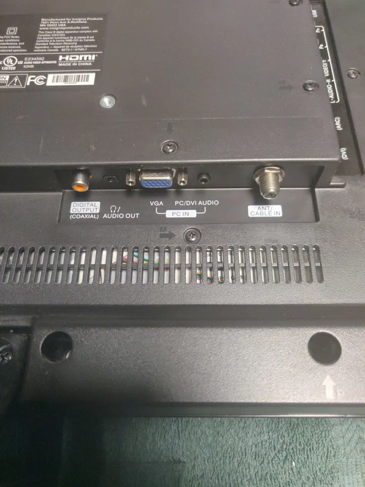 Insignia NS-19E320A13 19 inch LCD TV HDMI Flat Screen Television - Image 4 of 4