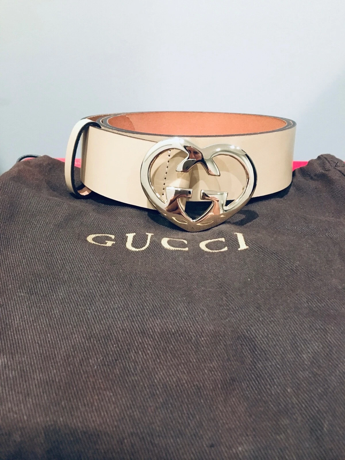 Ceinture Gucci couleur beige boucle dorée