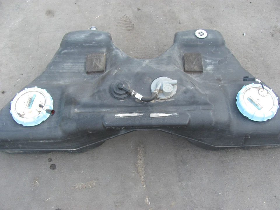 LINCOLN LS FUEL GAS TANK WITH  PUMPS  2000 2001 2002 - Image 2 of 4