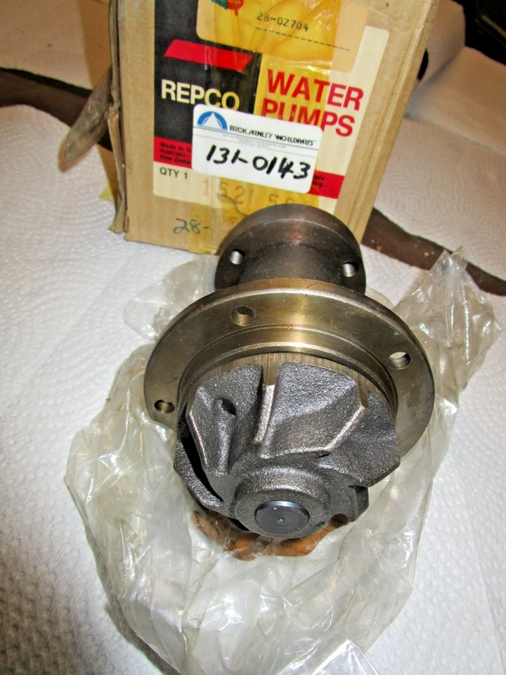 Водяной насос Mercedes 190C 190DC 200 220b 220sb 230 3-bOLT 1959-1968 #131-1043 новый из старых запасов - Изображение 2 из 4