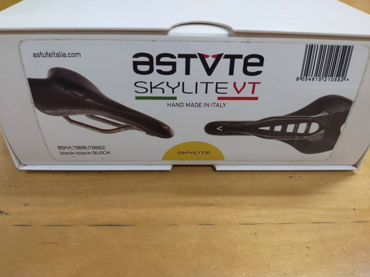 Astute Skylite VT 275 Saddle Black Carbon Rail 135mm 7x9mm Astute Skylite VT 275 Saddle Black Carbon Rail 135mm 7x9mm