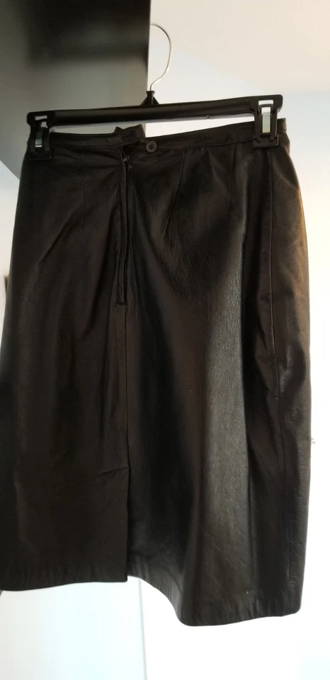 Falda CUERO negra talla 4 ligeramente usada Foto 2 de 4