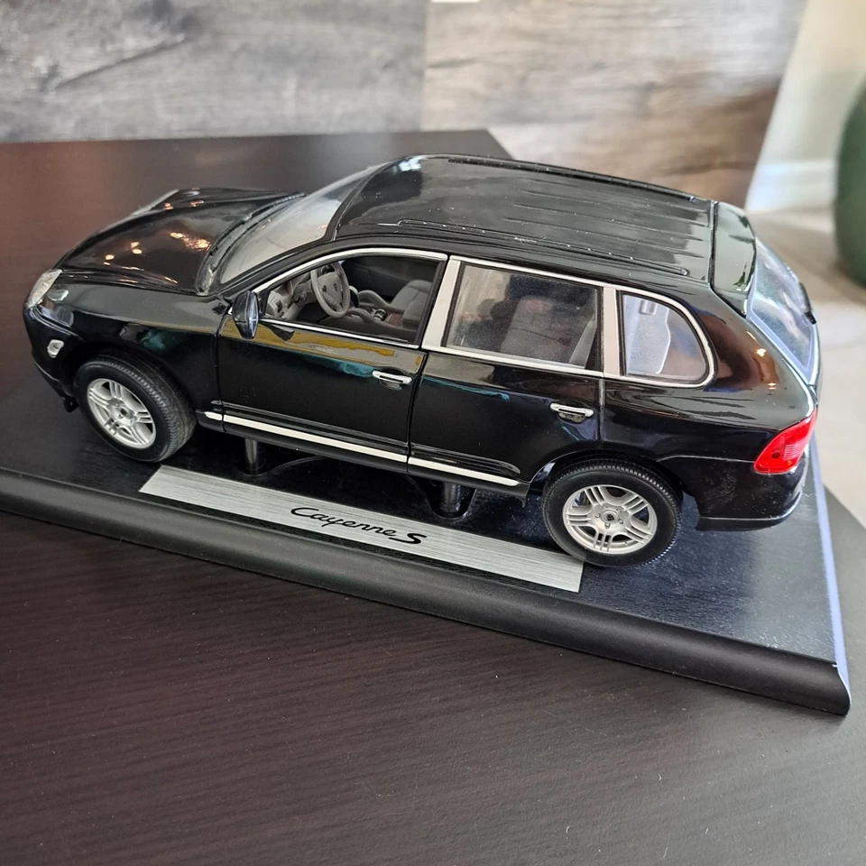 Camión negro coleccionable Porsche Maisto Cayenne Turbo en su caja original Foto 4 de 4