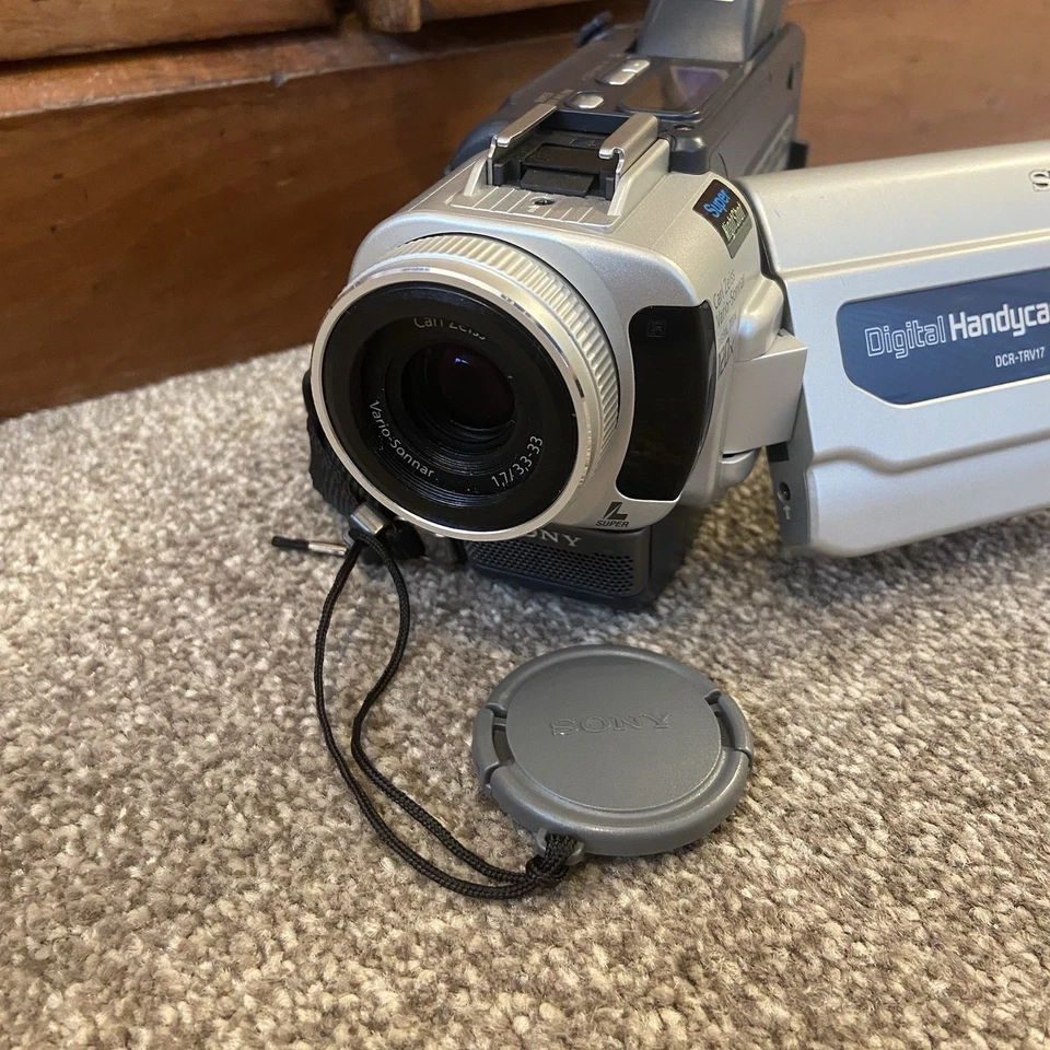 Sony Camcorder DCR-TRV17 - Image 2 of 4