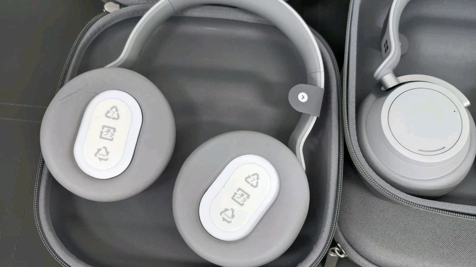 Microsoft Surface Headphones 2 Wireless  Noise Cancelling Headphones OPENED BOX - Image 3 of 3