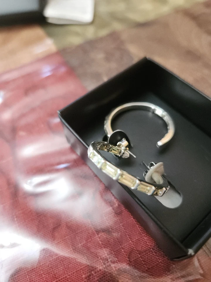 Pendientes tipo argolla Avon Baguettes Diamontes tono plateado en caja original Foto 2 de 4