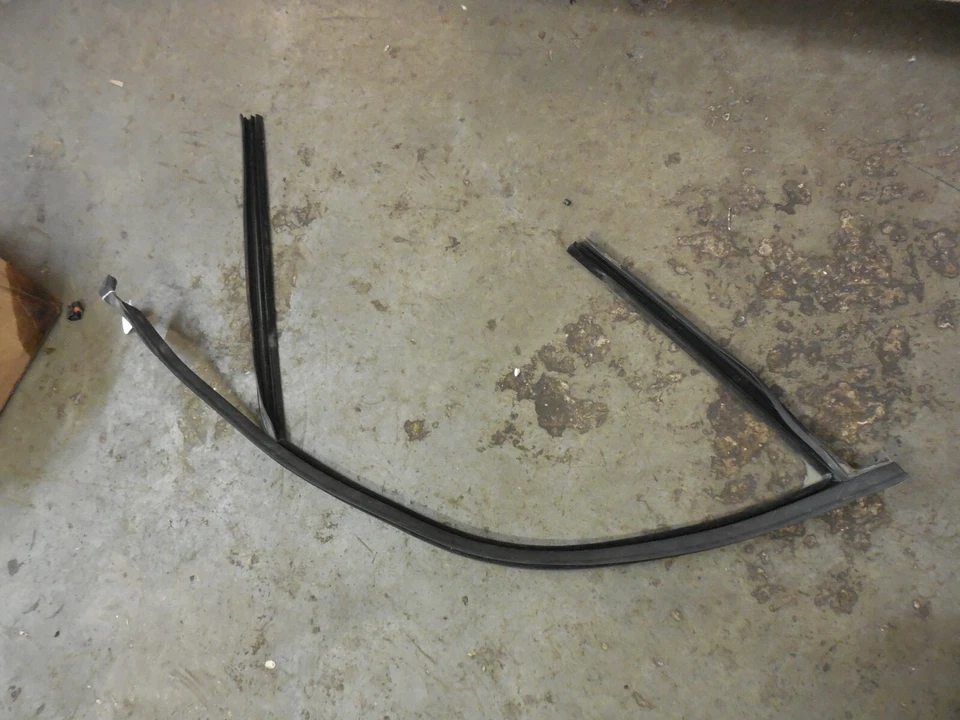 Junta de vedação de canal de janela 08-14 C300 C63 Mercedes Benz 2047251025 dianteira direita - Imagem 2 de 4