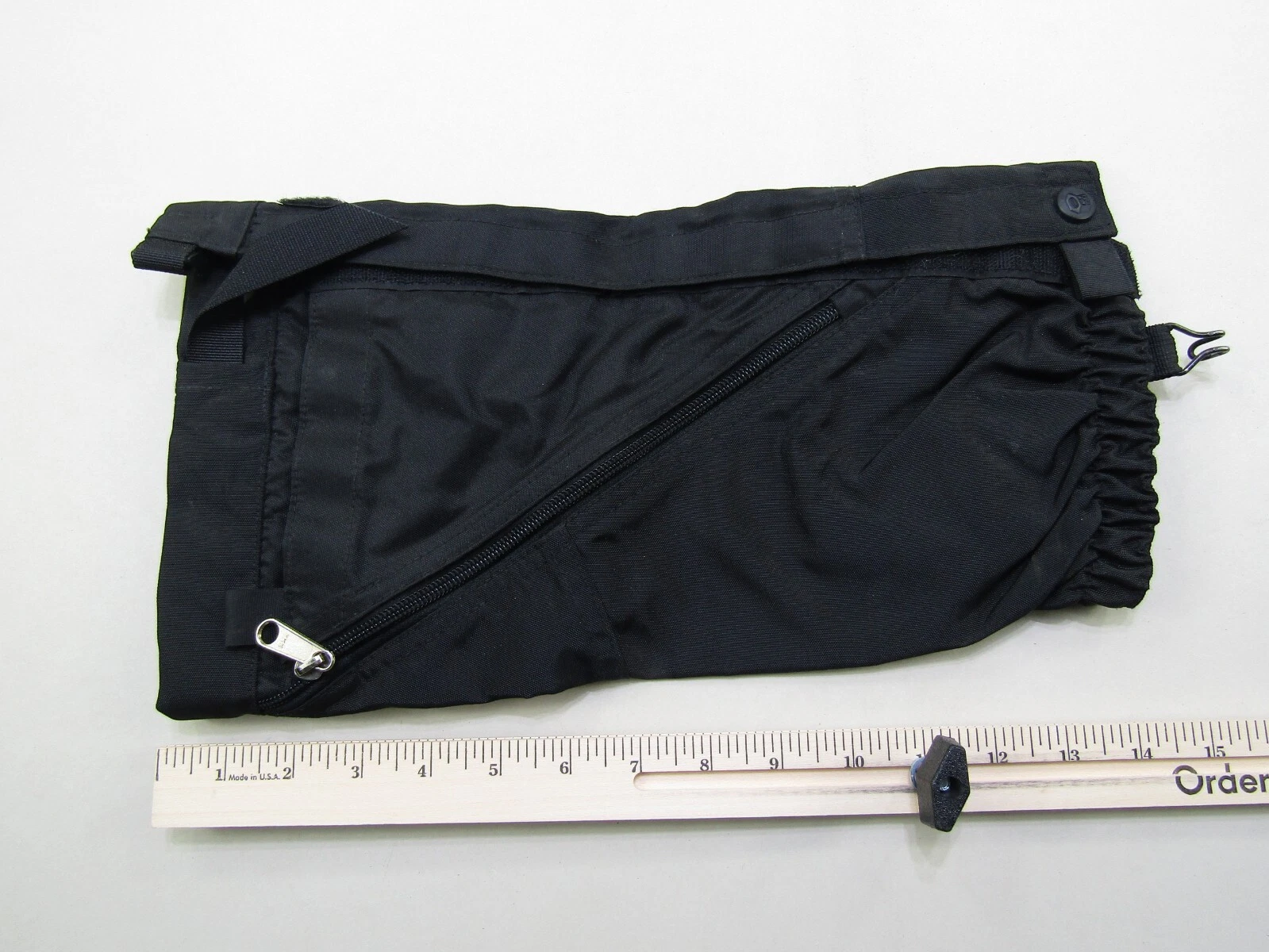mountain-hardwear gaiters nylon hiking protection logo 