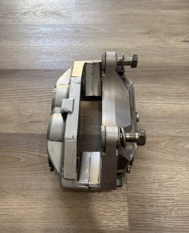 Pinza de freno delantera derecha Infiniti G37 2008-2013 pasajero/akebono 4 pistones OEM Foto 4 de 4