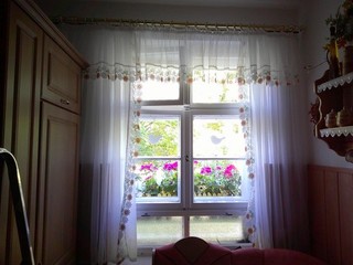 Gardine mit zwei Seitenschals und einen Querbehang mit einer Blumenborte
