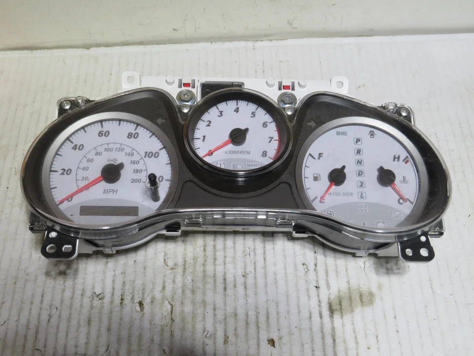 Toyota RAV4 2005 05 2,4 L cuadro de instrumentos velocímetro 89 k millas Foto 2 de 4