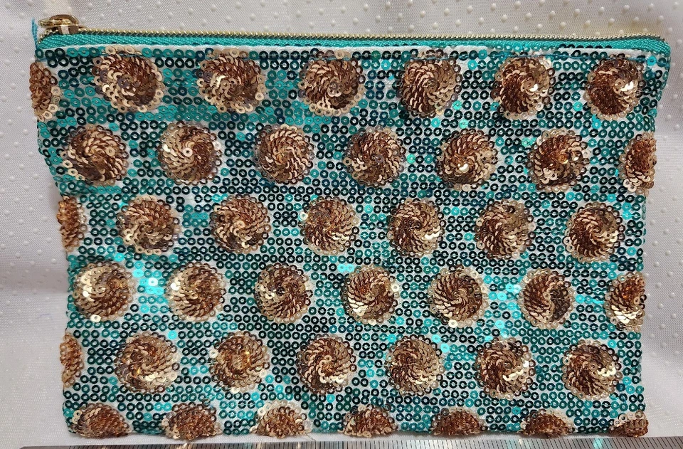 Cartera Tarte Sequence. Color: verde y marrón. Talla 8" por 5". Foto 2 de 4