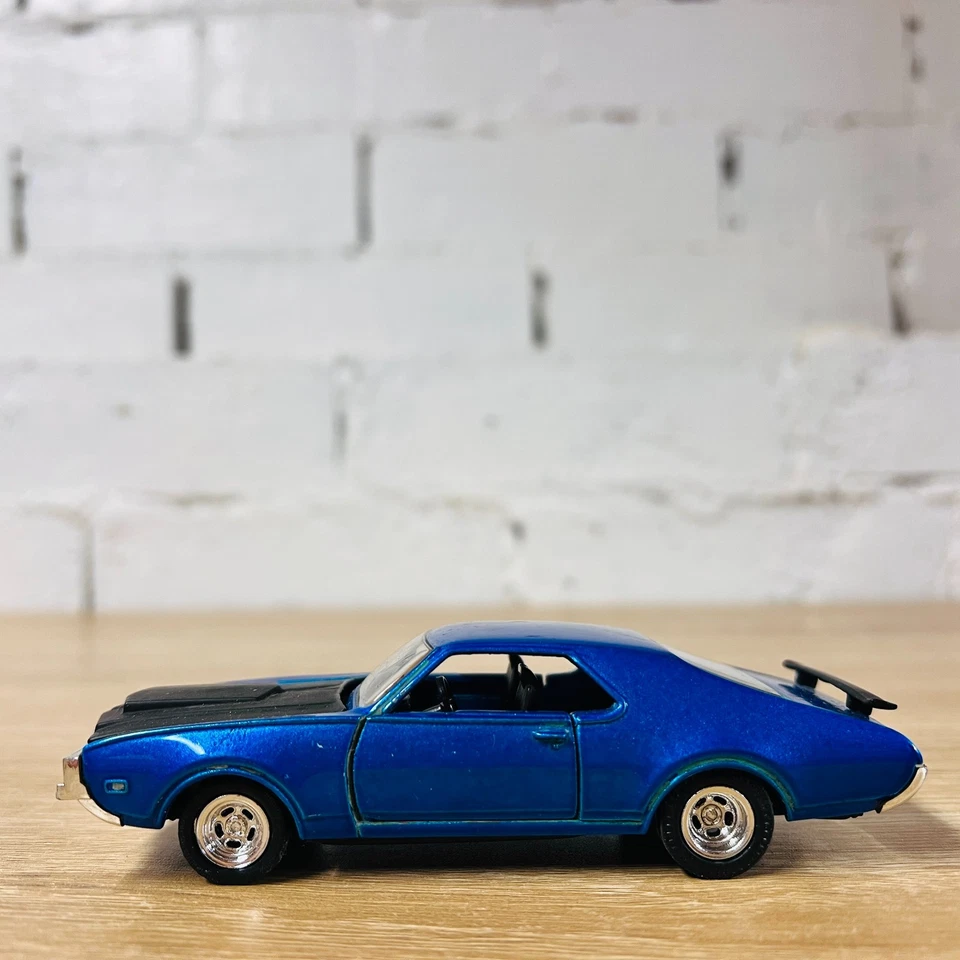 Road Champs 1999 1/43 Scale Diecast Oldsmobile 442 Blue Black Hood - Image 3 of 4