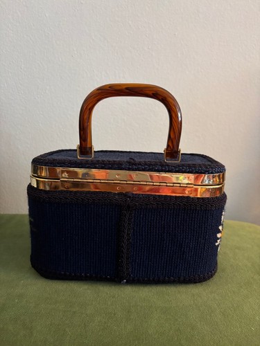 Mid century vintage JR Julius Resnick Needlepoint box purse lucite. EXCELLENT. - Picture 3 of 11