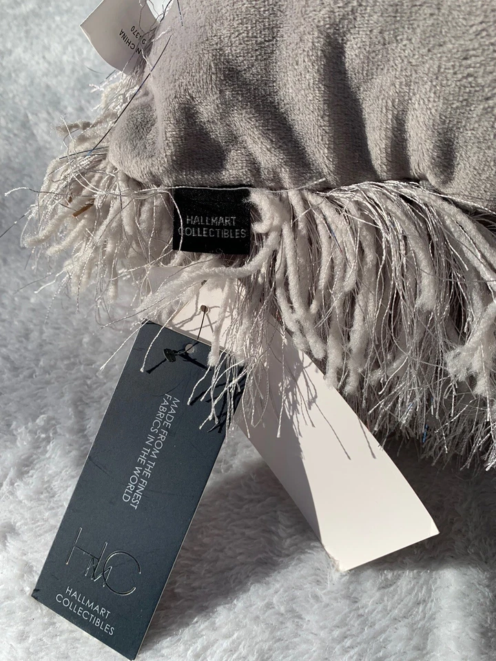 "Almohada decorativa esponjosa con flecos plateados oblongos de 13 X 21"" Hallmart coleccionable" Foto 4 de 4