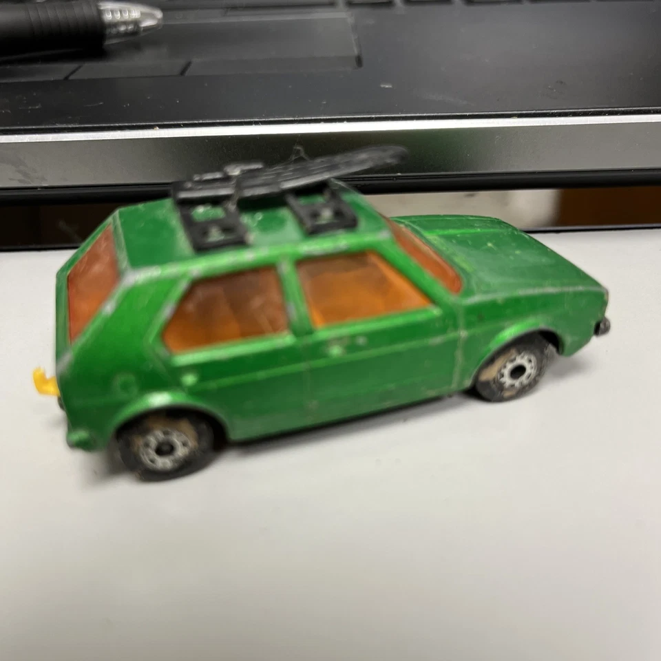 Matchbox Lesney Superfast Nº 7 V W Golf Verde con 1 tabla de surf negra y enganche Foto 4 de 4